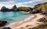 explorez kynance cove, une plage idyllique en angleterre réputée pour son sable blanc immaculé et ses paysages côtiers époustouflants.