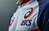 découvrez le nouveau maillot du stade français, conçu par asics. avec son design audacieux et moderne, il est parfait pour marquer les esprits sur le terrain et en dehors. arborez fièrement ces couleurs emblématiques et affichez votre soutien à l'équipe avec style.