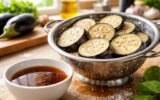 découvrez pourquoi il est crucial de dégorger les aubergines avant la cuisson pour éliminer l'excès d'eau et d'amertume, et ainsi obtenir une texture parfaite et un goût savoureux.
