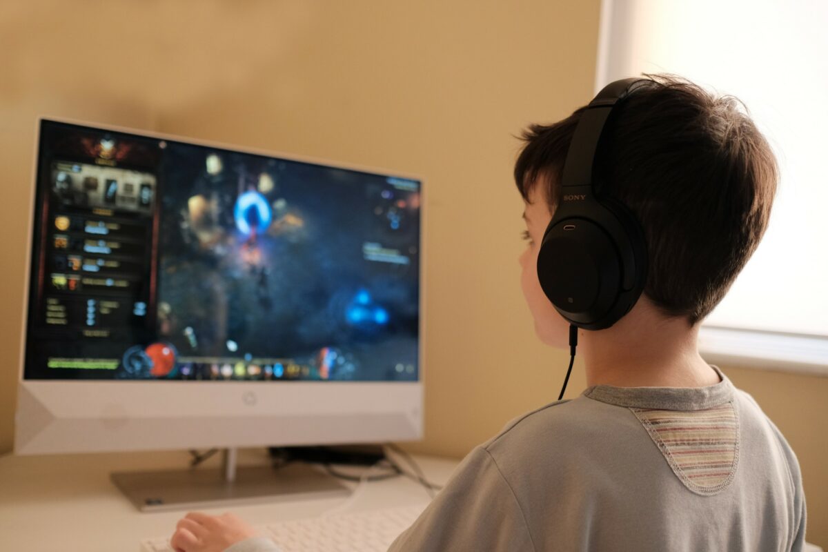 enfant jouant aux jeux vidéos