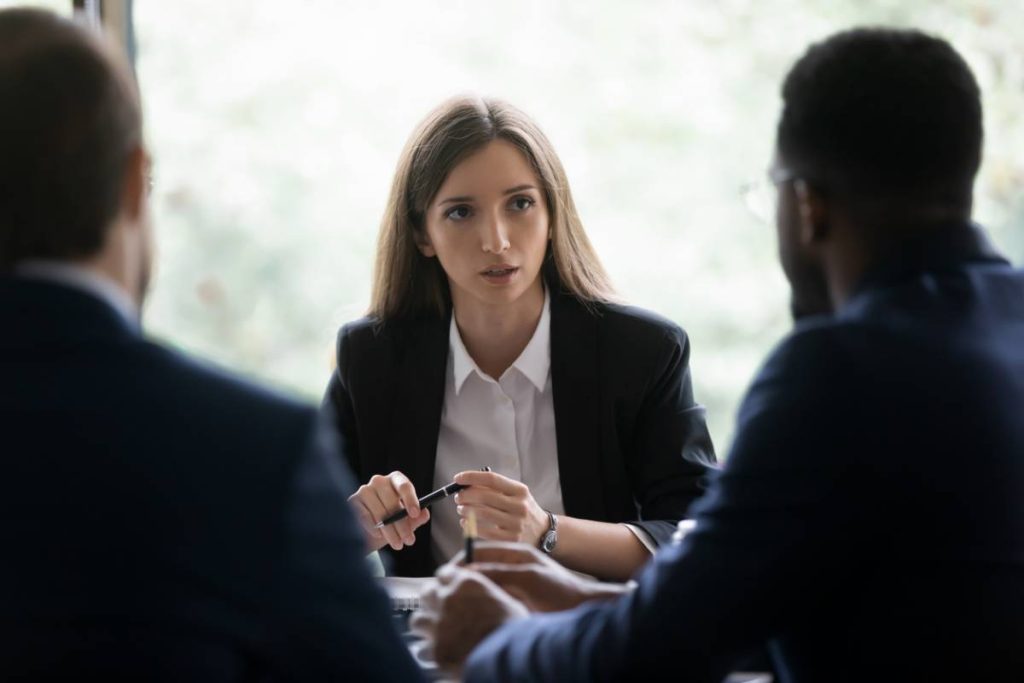 Poignée de main professionnelle entre avocat et client lors du premier entretien de consultation juridique