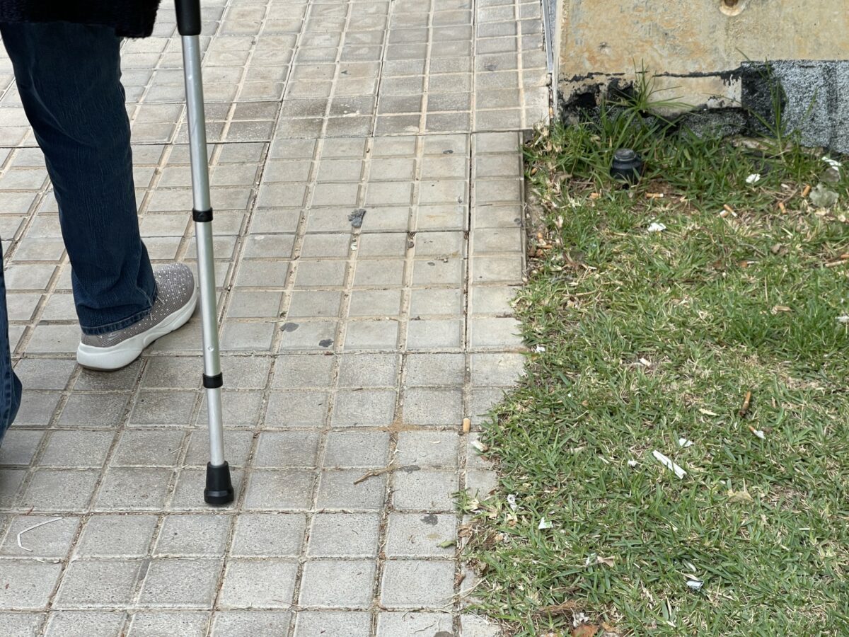 une personne marchant avec une béquille