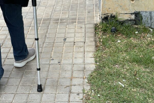 une personne marchant avec une béquille